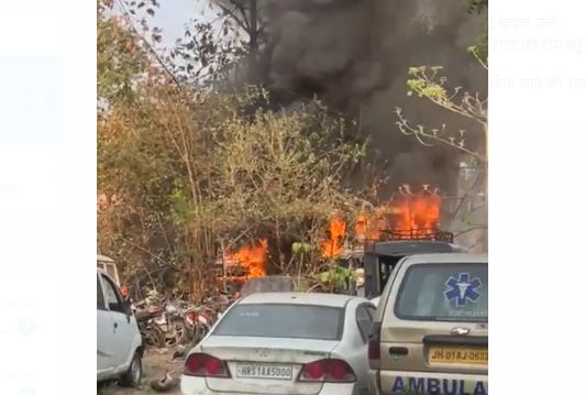 BIG BREAKING : पलामू के मेदिनीनगर शहर थाना परिसर में लगी भीषण आग, कई गाड़ियां जलकर राख