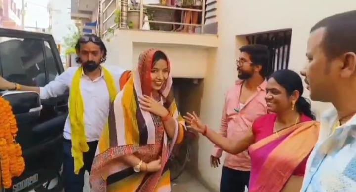 पवन सिंह की पत्नी ज्योति सिंह ने बढ़ाई राजनीतिक हलचल, इस सीट से विधानसभा चुनाव लड़ने की चर्चा तेज, पढ़ें किसका बिगड़ सकता है गेम