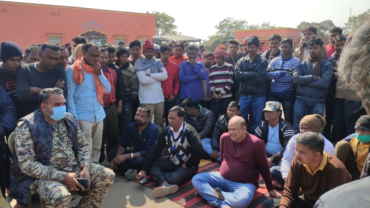 तेज रफ्तार ट्रक के चपेट में आने से युवक की मौत, आक्रोशित ग्रामीणों ने किया सड़क जाम