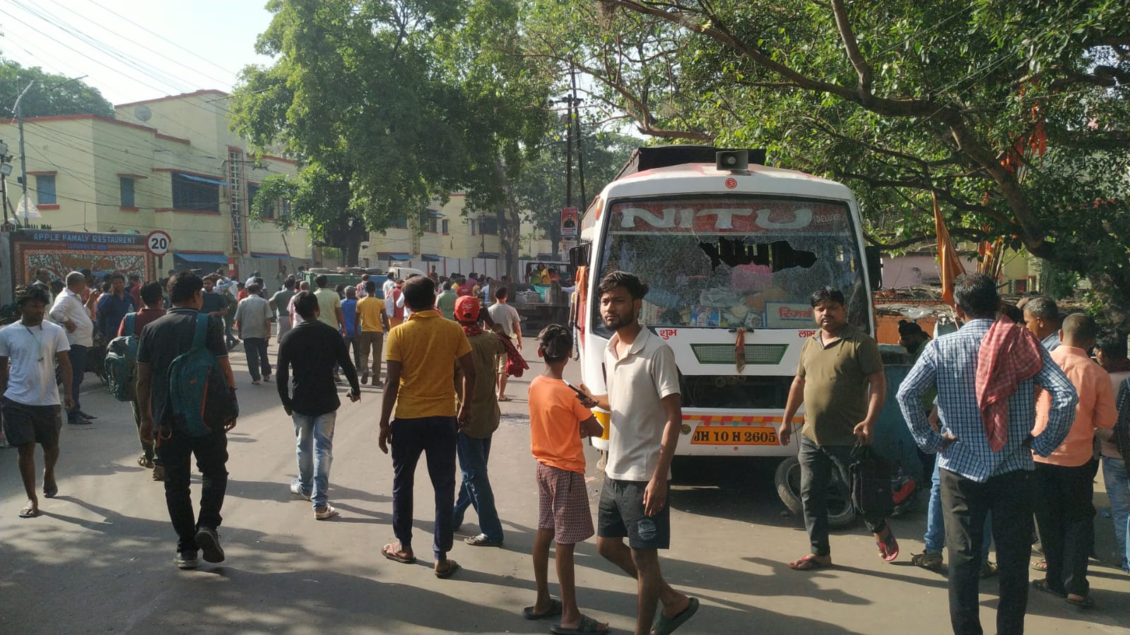 Big Breaking: धनबाद में बड़ी सड़क दुर्घटना, बाराती बस की चपेट में आने से नगर निगम के एक सफाई कर्मी की मौत, दो घायल