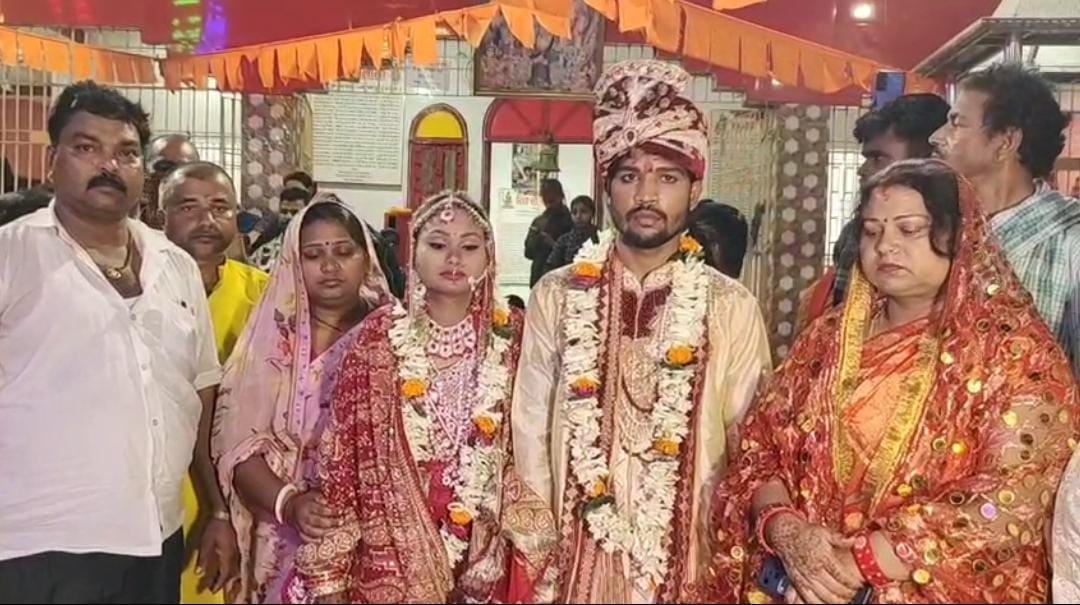 बेटी की डोली से पहले पिता की उठी अर्थी, फिर मोहल्लेवाले ने मंदिर में कराई बिटिया की शादी, अंजान शख्स ने किया कन्यादान 