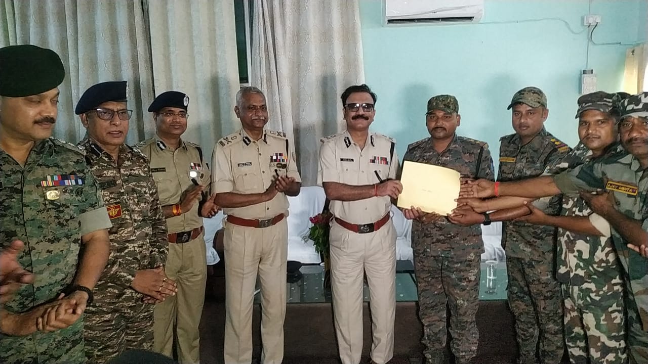 Bokaro Encounter: ऑपरेशन दाकाबेडा की सफलता पर डीजीपी ने कई पुलिसकर्मियों को किया सम्मानित, जानिए नक्सलियों को क्या दी चेतावनी 