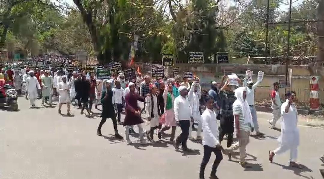 दुमका में वक्फ संशोधन कानून के ख़िलाफ़ सड़कों पर उतरे अल्पसंख्यक समाज के लोग, किया प्रदर्शन