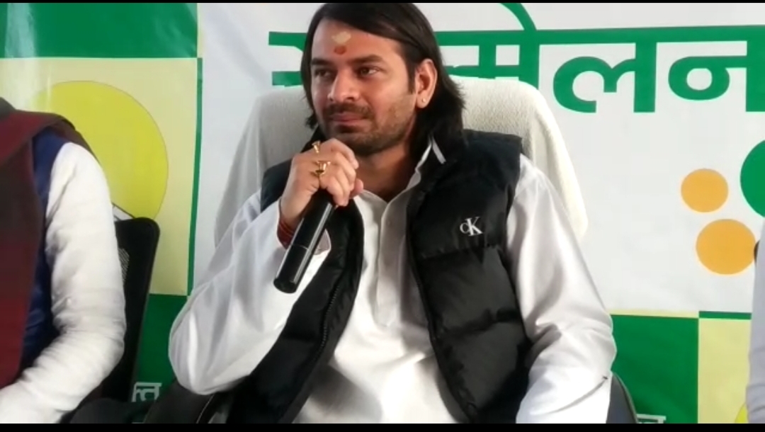 तेजप्रताप यादव ने छात्र जनशक्ति परिषद का फहराया झंडा , कहा उनकी पार्टी नीतीश कुमार को समर्थन देने को तैयार