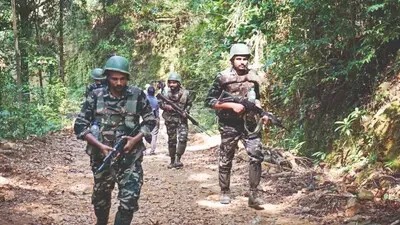 10 हजार जवानों ने नक्सलियों को घेरा, हेलीकॉप्टर से बरसाई जा रही गोलियां