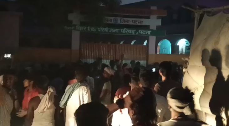 बच्चों के लिए मध्याह्न भोजन बना आफत! MDM में मिला सांप, दर्जनों बच्चे बीमार, स्कूल में ताला लगाकर शिक्षक फरार