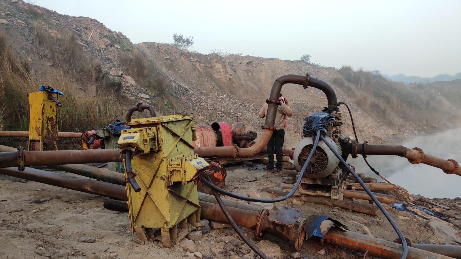 केबल लुटेरों का दुस्साहस, फायरिंग और बमबाजी कर कर्मी को बनाया बंधक, 70 फीट केबल लूट ले गए