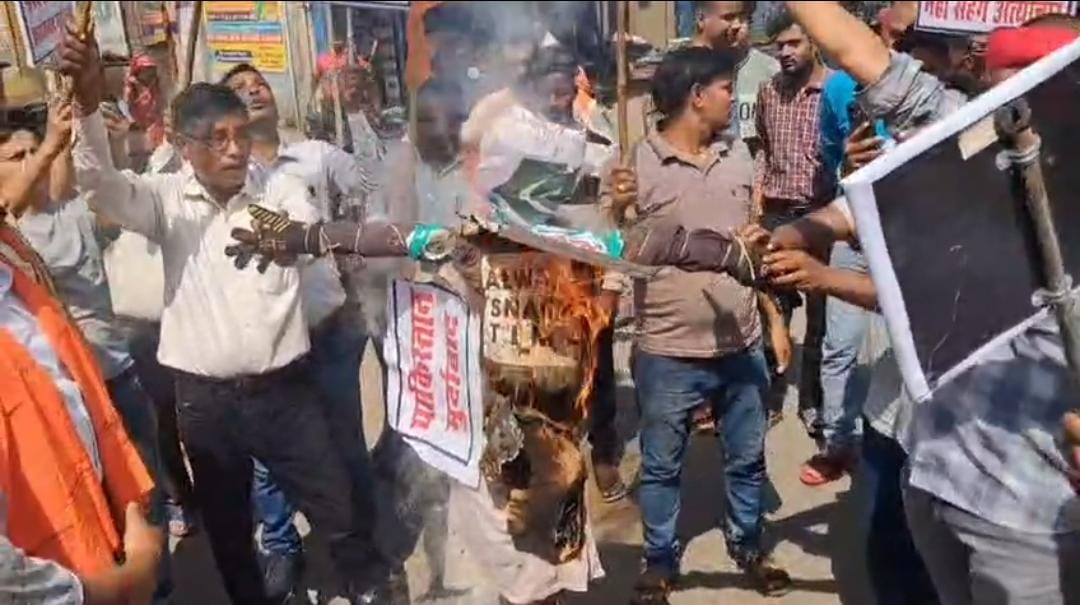 पहलगाम आतंकी हमले के विरोध में गिरिडीह में निकाला गया जुलूस, लोगों ने पाकिस्तान के प्रधानमंत्री शहबाज शरीफ का फूंका पुतला