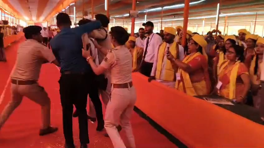 विश्व विद्यालय दीक्षांत समारोह में राज्यपाल की सुरक्षा में सेंध, छात्र ने मंच के पास पहुंचकर की नारेबाजी, हवा में उड़ाईं पर्चियां, देखिए Video 