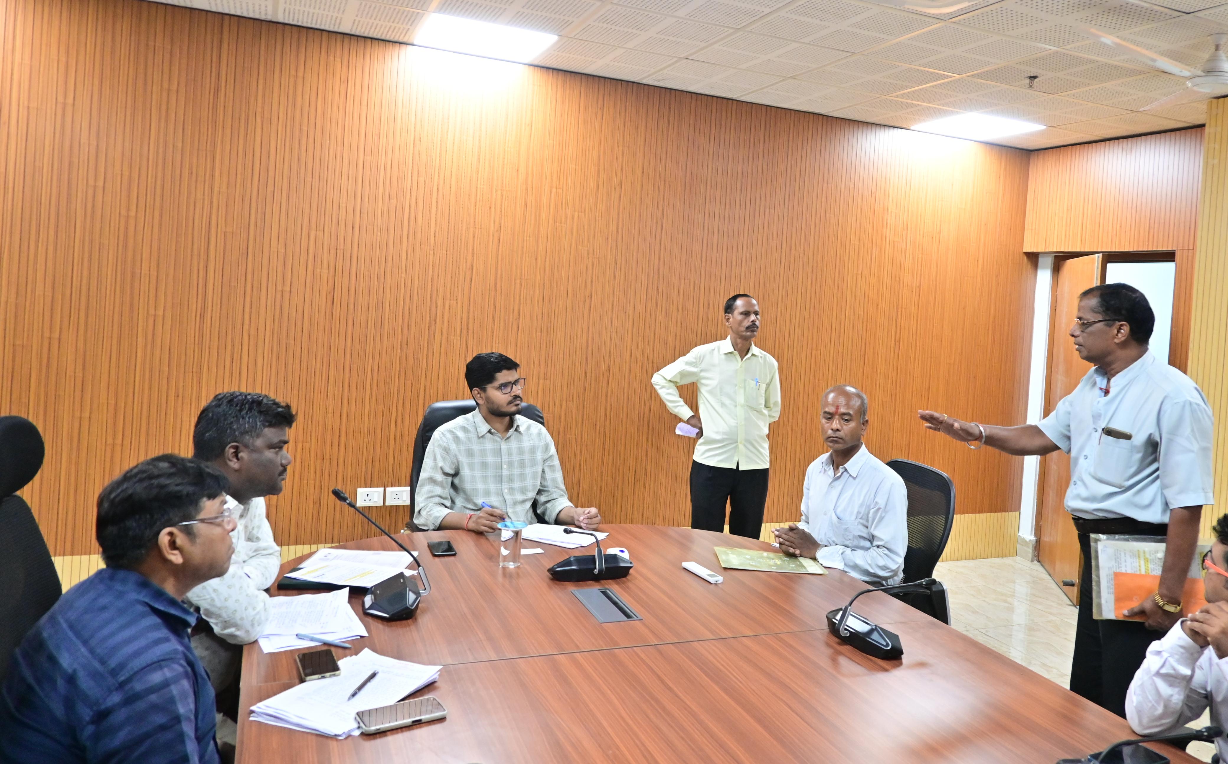 हुजूर बचा लीजिये! पति की गुहार -पत्नी धोखाघड़ी कर पैसे निकाल ली, बहू खुद के घर में घुसने नहीं दे रही