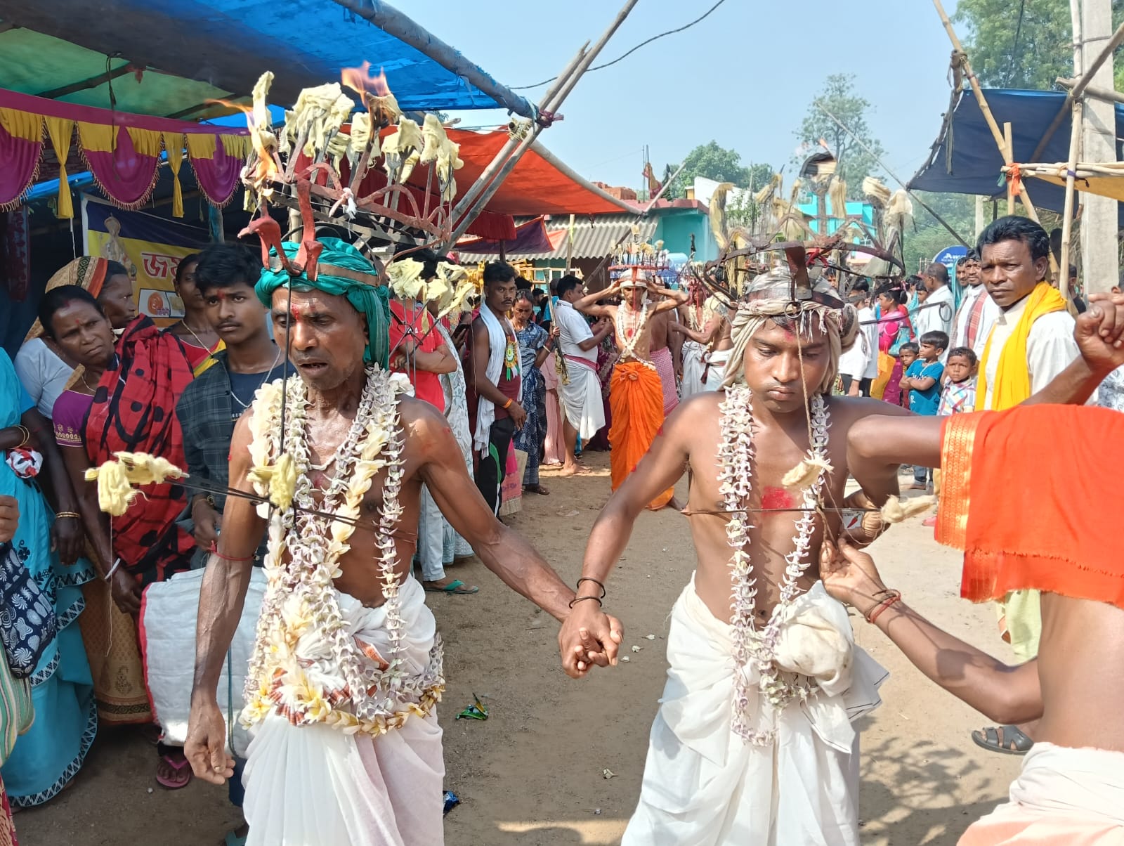 आस्था ऐसी की शरीर में त्रिशूल चुभो कर भी चेहरे पर दर्द का एहसास नहीं, नजारा चड़क पूजा का