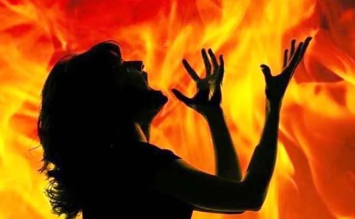 बड़ी खबर: प्रेमी से हुई अनबन तो युवती ने खुद को लगा लिया आग, 90% झुलसी, रिम्स रेफर