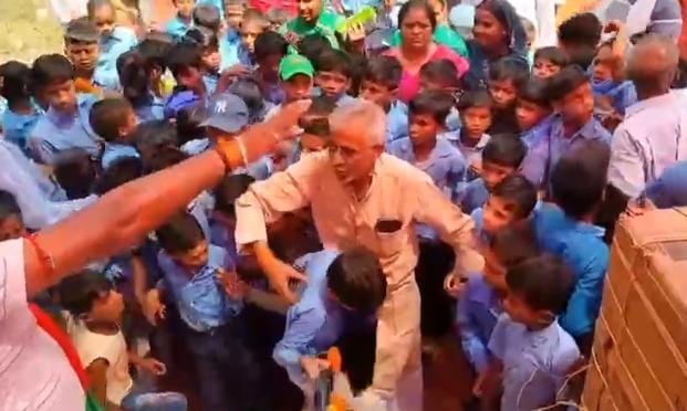 हाय राम! स्कूल में पूड़ी-सब्ज़ी लेने के लिए मची लूट, जमकर हुई मारामारी, धक्का-मुक्की देख शर्माएं विधायक जी, देखें वीडियो