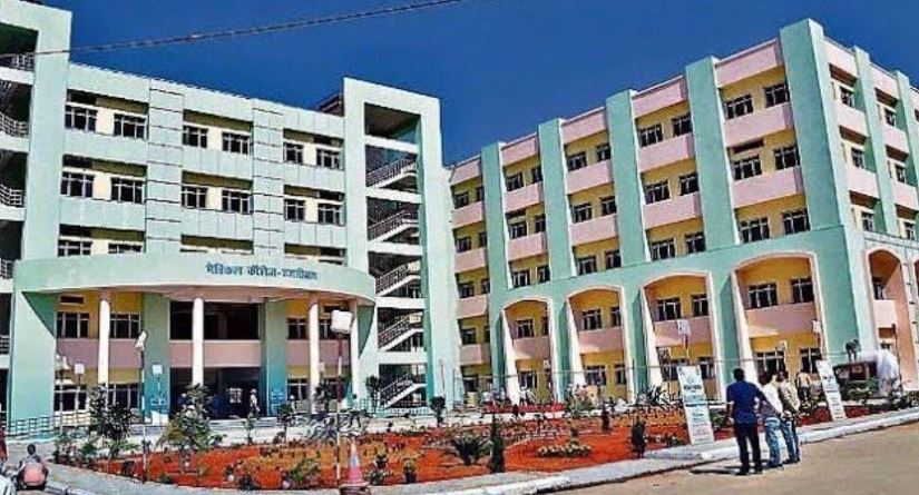 पलामू के इस अस्पताल का निरीक्षण करने निकले अधीक्षक तो हर जगह मिली गड़बड़ी, फौरन 10 कर्मियों का कर दिया तबादला