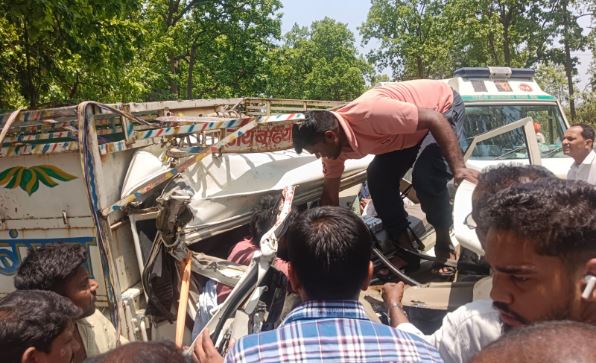 BIG BREAKING : हजारीबाग में बस और पिकअप वाहन की जोरदार भिड़ंत, एक दर्जन लोग घायल, छह की हालत गंभीर