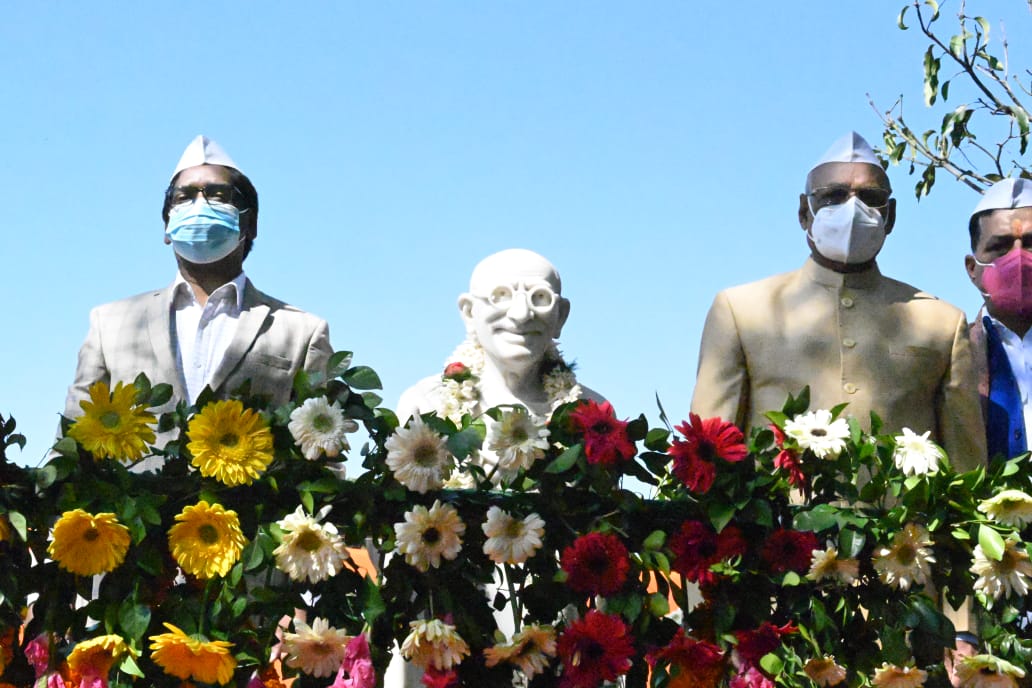 पुण्यतिथि पर राज्यपाल और मुख्यमंत्री ने बापू को किया नमन, दी श्रद्धांजलि