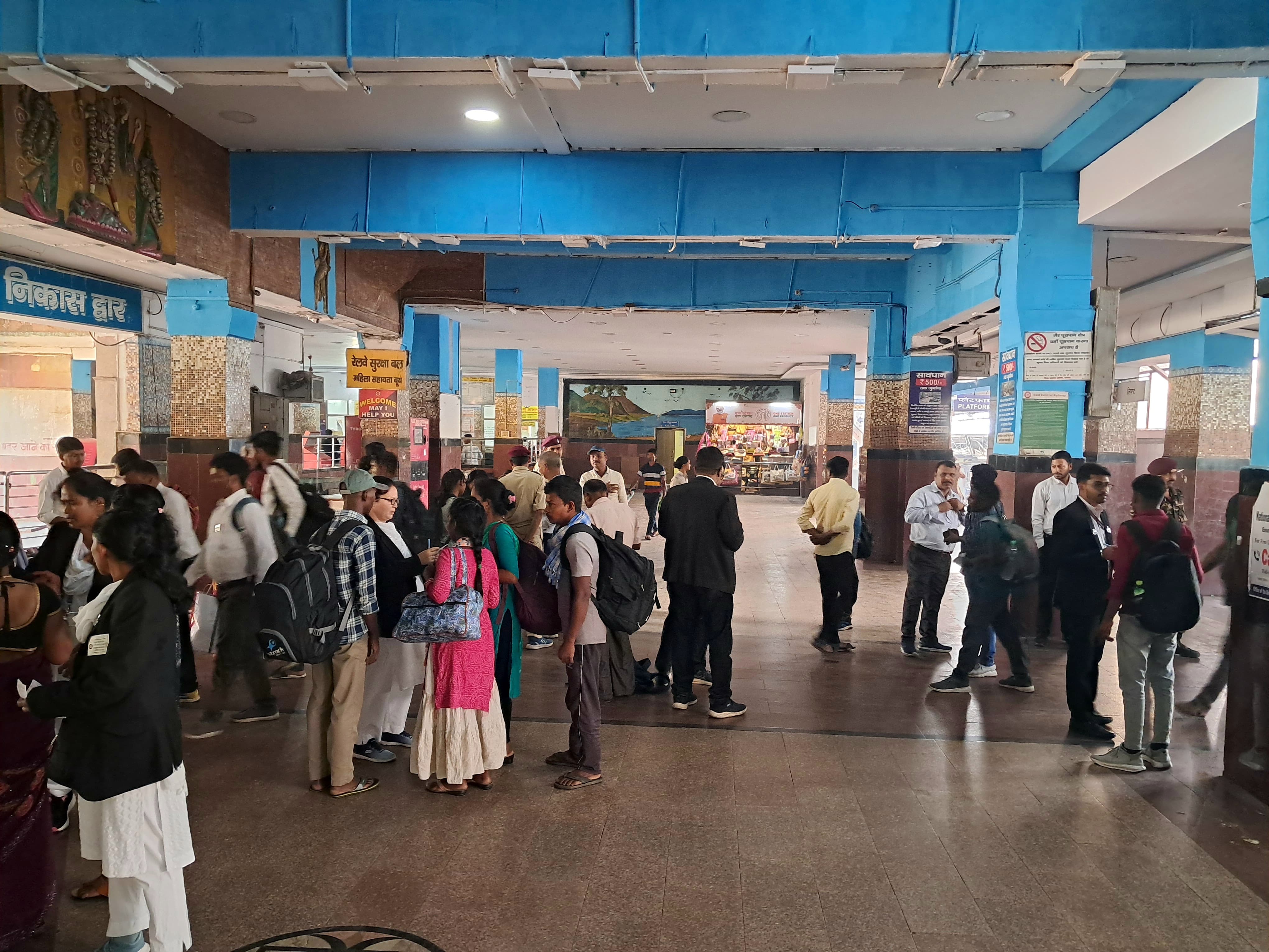 धनबाद रेल मंडल के एक स्टेशन पर बारह घंटे की जांच में मिली एक लाख चालीस हज़ार, कुल जंक्शन, स्टेशन और हाल्ट है 147