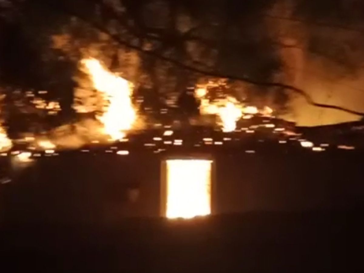 पलामू: हल्की आंधी आयी, एक चिंगारी उड़ी और पांच घर जलकर हो गए राख, मवेशियों की भी झुलसकर मौत