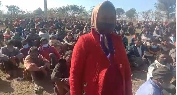 70 साल से सड़क के लिए तरस रहे कई गांवों के ग्रामीणों ने खोला मोर्चा, बोले - रोड नहीं, तो वोट नहीं