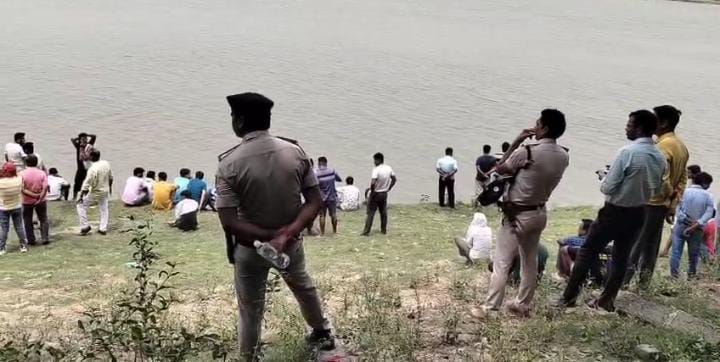 दुखद! स्नान के दौरान पिता और दो बच्चे की डूबने से मौत, परिवार में मची चीख-पुकार