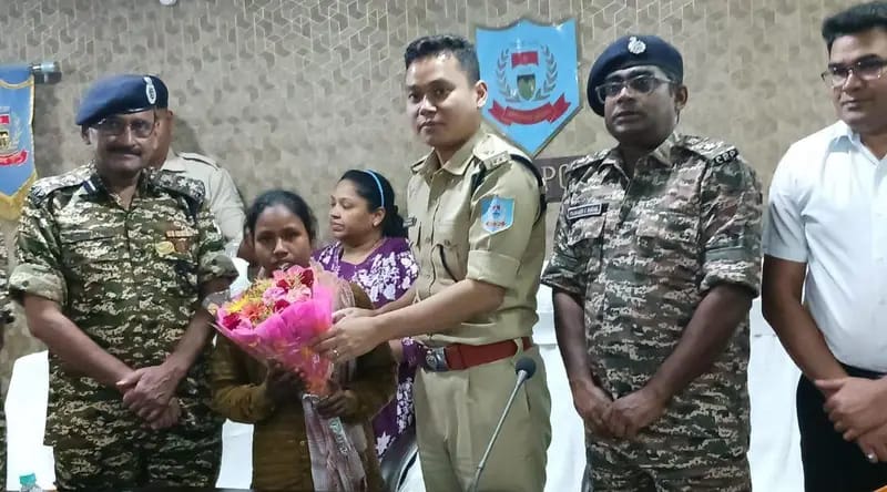 बोकारो मुठभेड़ के बाद नक्सलियों में दहशत! भाकपा माओवादी संगठन की सदस्य सुनीता मुर्मू ने किया आत्मसमर्पण