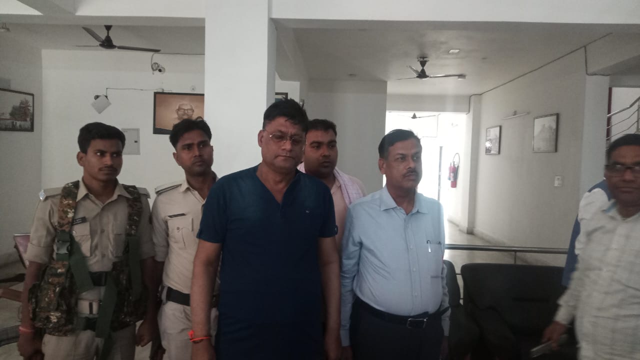 बिहार के घूसखोर अधिकारी! निगरानी विभाग ने मोतीहारी में दो लाख घूस लेते अभियंता को रंगे हाथ पकड़ा, पढ़ें कैसे जाल बिछाकर फंसाया