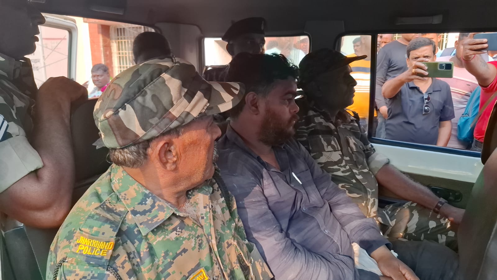 BREAKING: पाकुड़ में एसीबी की बड़ी कार्रवाई: VLW वतन कुमार 10 हजार की रिश्वत लेते रंगेहाथ गिरफ्तार