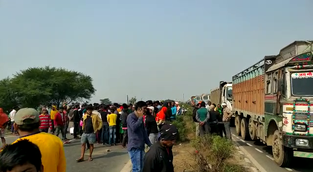 युवक की दिनदहाड़े गोली मारकर हत्या, आक्रोशित लोगों ने एनएच 30 जाम किया                          