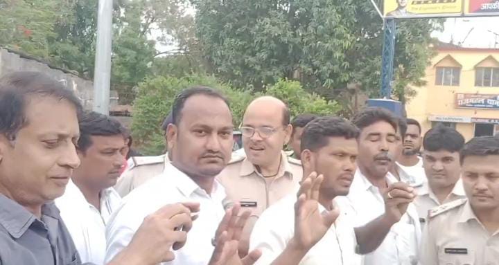 साहिबगंज:हत्या के आरोपी की गिरफ्तारी की मांग को लेकर सड़क पर धरना प्रदर्शन,पढें पूरा मामला