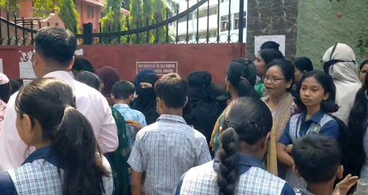 जमशेदपुर के इस स्कूल की मनमानी आयी सामने, कड़कड़ाती धूप में घंटों खड़े रहे पैरेंट्स, लेकिन नहीं हुई मीटिंग, हुआ जोरदार हंगामा
