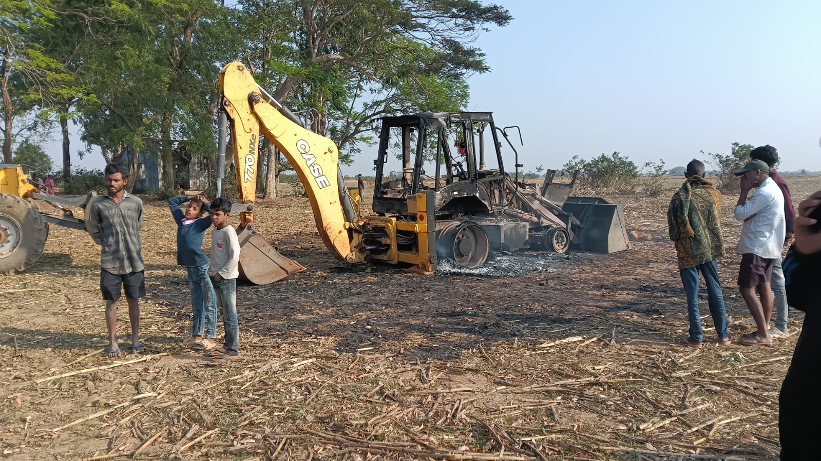 Breaking: लातेहार में मुंशी की गोली मार कर हत्या, उग्रवादियों ने कई गाड़ियों में लगाई आग