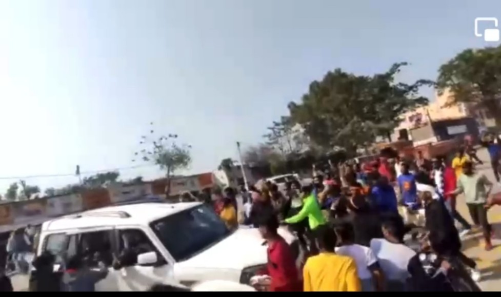 भाषाई आंदोलन कर रहे लोगो ने भाजपा नेता रवींद्र राय को घेर  बोला हमला , किसी तरह जान बचा कर निकले पूर्व सांसद, देखिए वीडियो