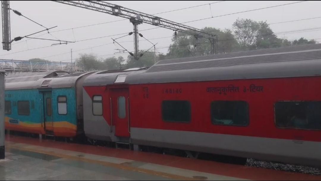 तेज आंधी-तूफान का कहर, विद्युत आपूर्ति अचानक बाधित होने से मधुपुर में 25 मिनट तक रुकी रही टाटा-आरा एक्सप्रेस ट्रेन