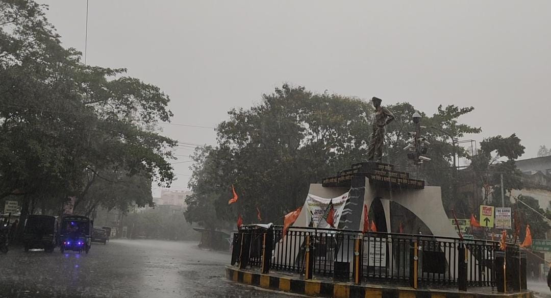 धनबाद का मौसम: दिन में ही रात का नजारा, फिर शुरू हो गई झमाझम बारिश