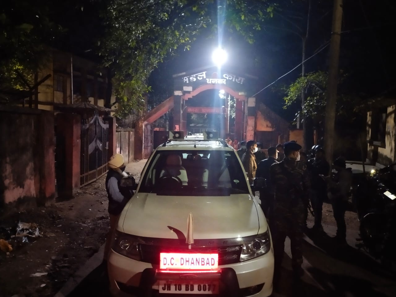 ब्रेकिंग - धनबाद डी सी (DC) और एस एस पी  (SSP ) के नेतृत्व में धनबाद जेल में छापा