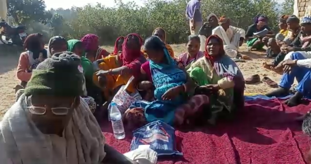 पीड़ी गनाई खार गोली कांड को लेकर ग्रामीण हुए गोलबंद , किया ग्राम सभा