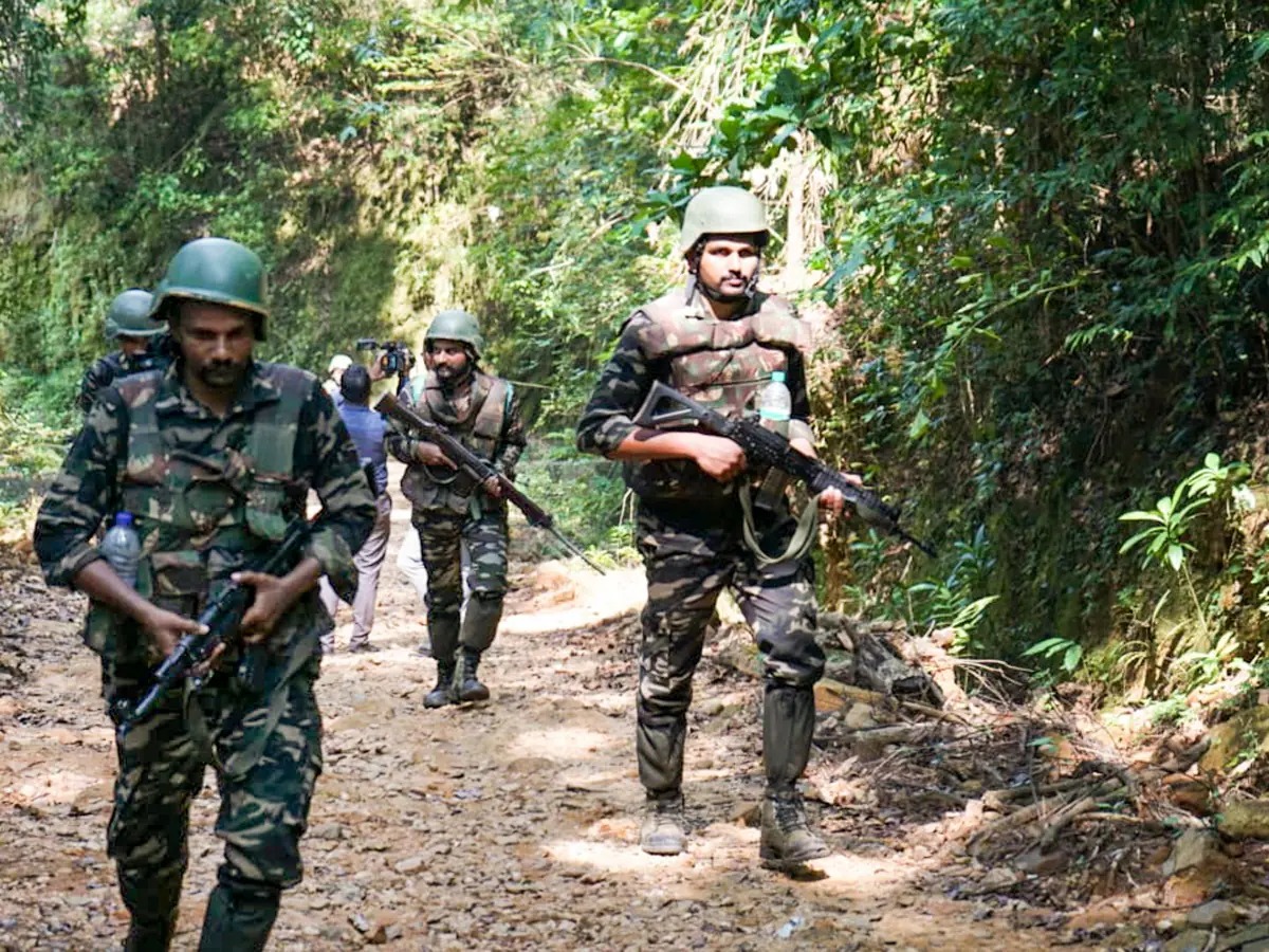 हजारीबाग में पुलिस ने दो नक्सलियों को पकड़ा, गांव में मची खलबली, जानें पूरा मामला