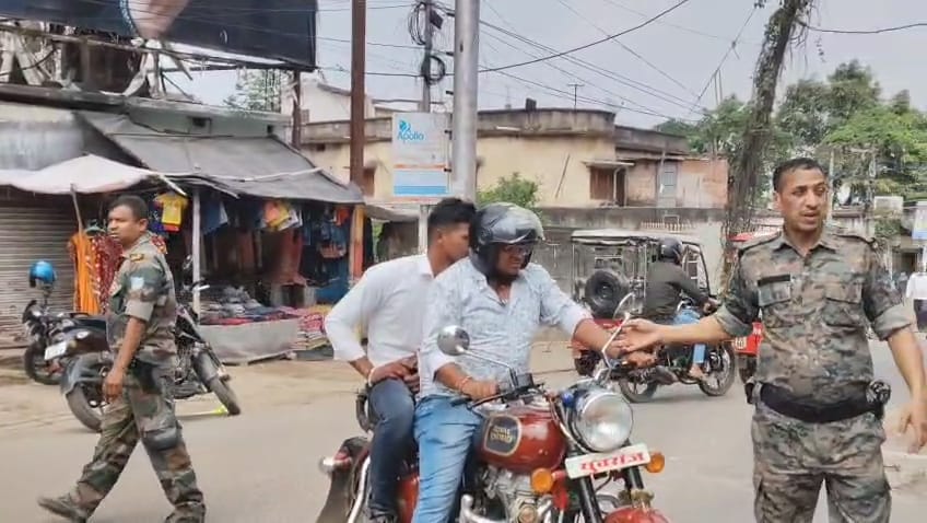 बाबानगरी में यातायात नियमों का पालन नहीं किया तो कहीं भी कट जाएगा चालान, पुलिस उड़न दस्ता की टीम चारों तरफ रख रही नजर