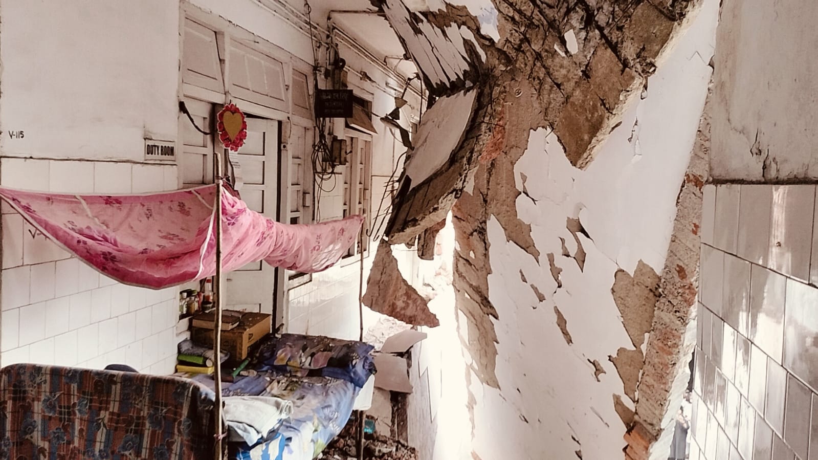 BREAKING:जमशेदपुर के एमजीएम अस्पताल में बड़ा हादसा, मेडिसिन वार्ड का छज्जा गिरने से चार मरीज मलवे में दबे, मची अफरा-तफरी