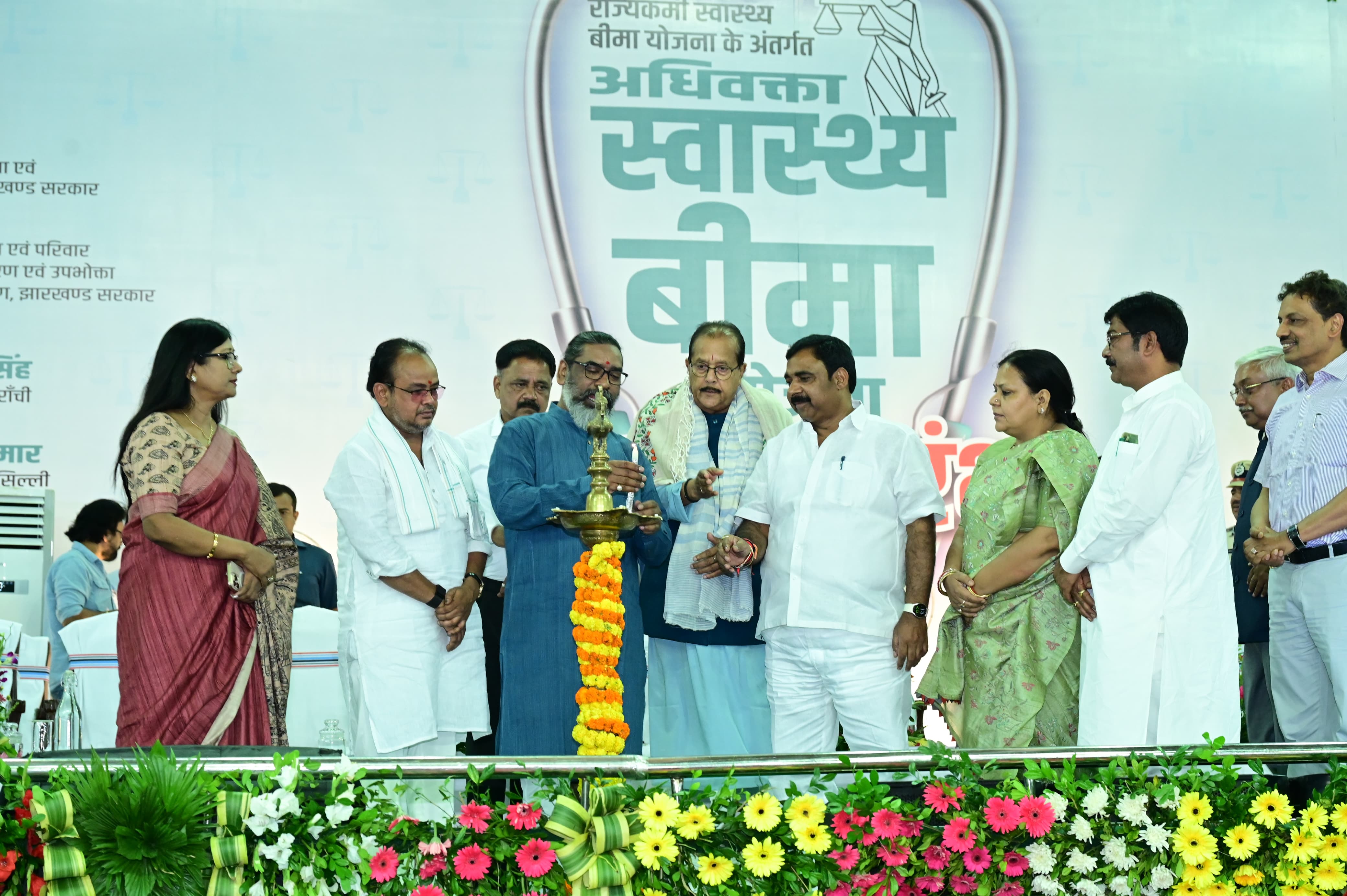 देश की पहली योजना जिसमें राज्य के अधिवक्ताओं को स्वास्थ्य बीमा योजना दिया जा रहा,सीएम ने किया शुभारंभ