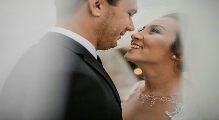 ये क्या? इस जगह दुल्हन को किस करते हैं दूल्हे के दोस्त, जाने अजीबोगरीब परंपरा की वजह