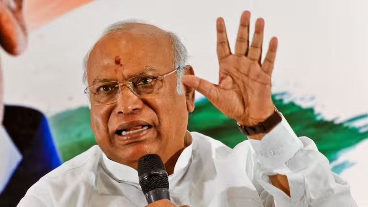 मल्लिकार्जुन खरगे के रांची दौरे को लेकर झारखंड कांग्रेस में हलचल! संगठन में फेरबदल की जतायी जा रही संभावना 