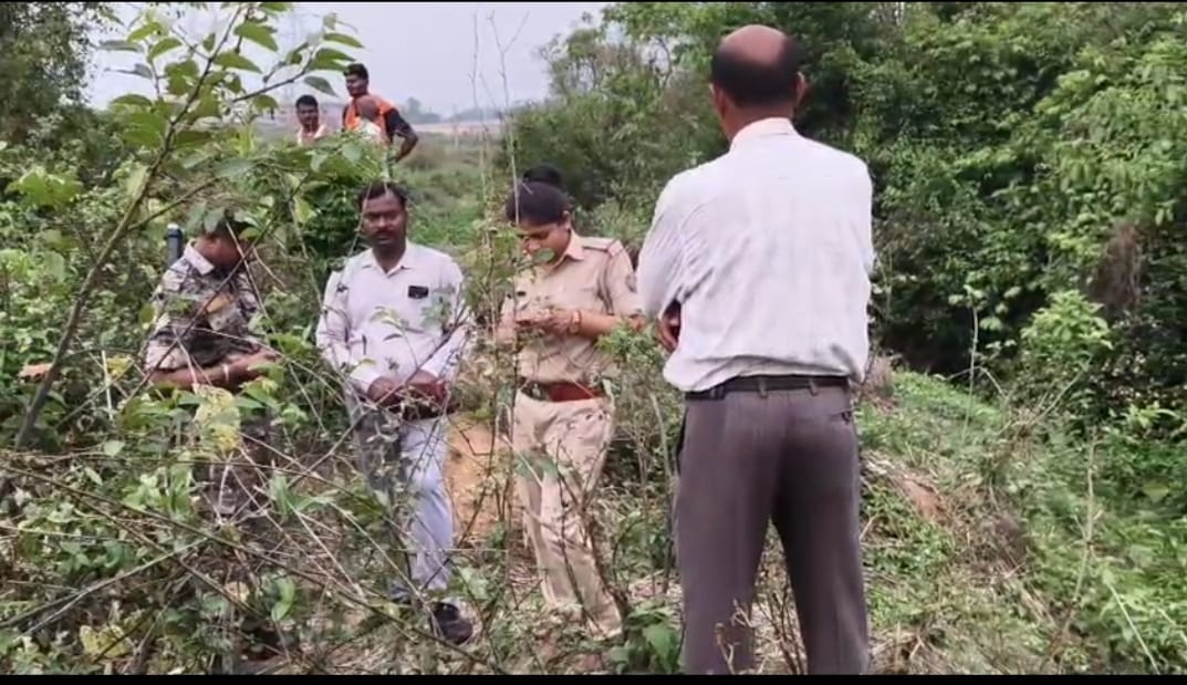 धनबाद का राजगंज : पति पर शक का भूत सवार हुआ तो आधी रात को पुलिस पहुंची जंगल, गड्ढे से खोद कर निकाला शव 