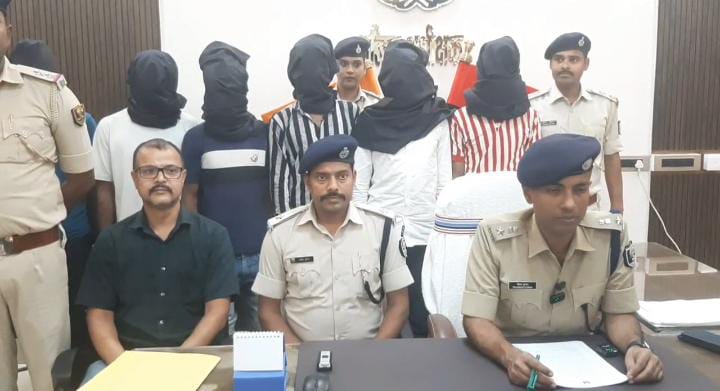 रोहतास पुलिस ने अन्तर्राजीय वाहन लूट गिरोह के 7 सदस्यों को दबोचा, ये सामान भी बरामद, इस तरह पुलिस ने किया मामले का खुलासा