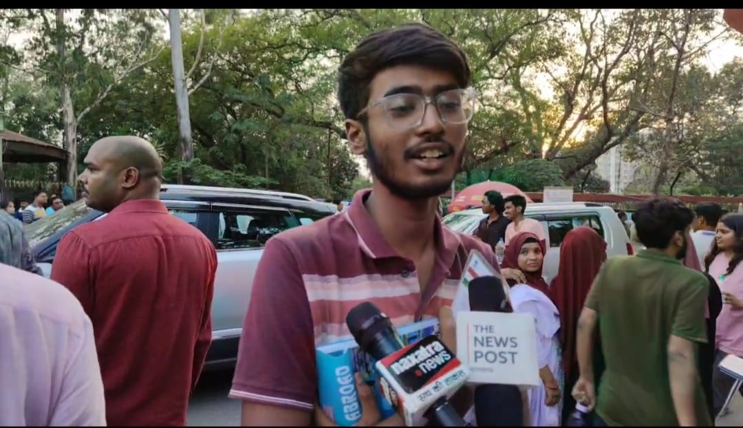 नीट  परीक्षा: कोई खुश था तो कोई परेशान  भी था ,कह रहे थे -बायो तो आसान था लेकिन फिजिक्स ने परेशान किया !!