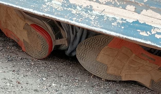 BREAKING: बाइक सवार पति-पत्नी पर पलटा कंटेनर, दबने से मौके पर ही दोनों की मौत