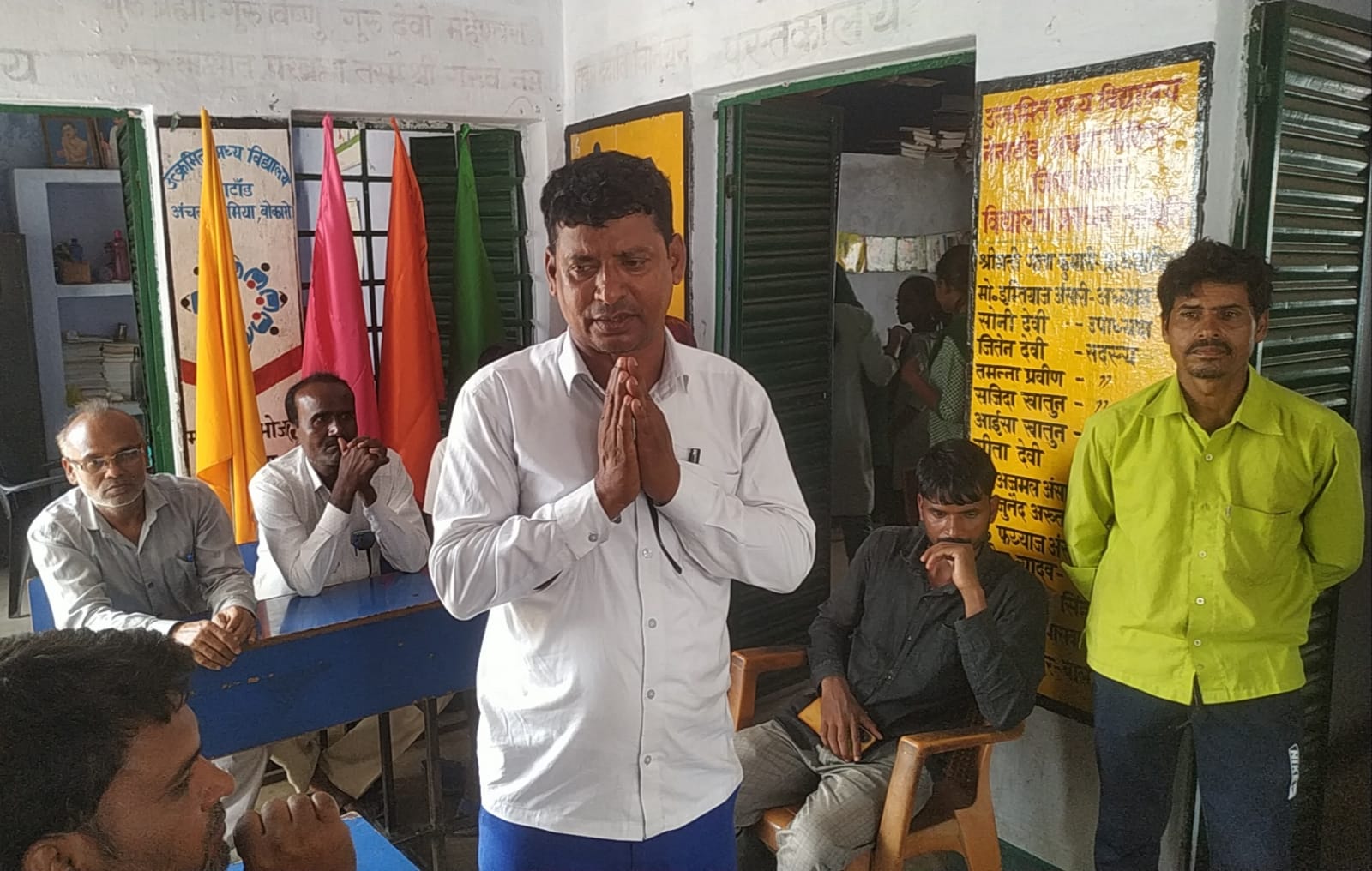 शर्मनाक! अश्लील बातें कर छात्राओं को बैड टच करता था टीचर, फिर देखिए छात्राओं ने कैसे दी सजा, Video Viral