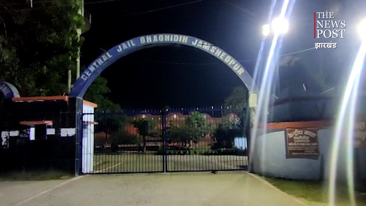 क्राइम अपडेट : जमशेदपुर सेंट्रल जेल में औचक छापेमारी,  क़ैदियों से 11 चाकू, 14 कैंची के साथ अन्य आपत्तिजनक सामान बरामद
