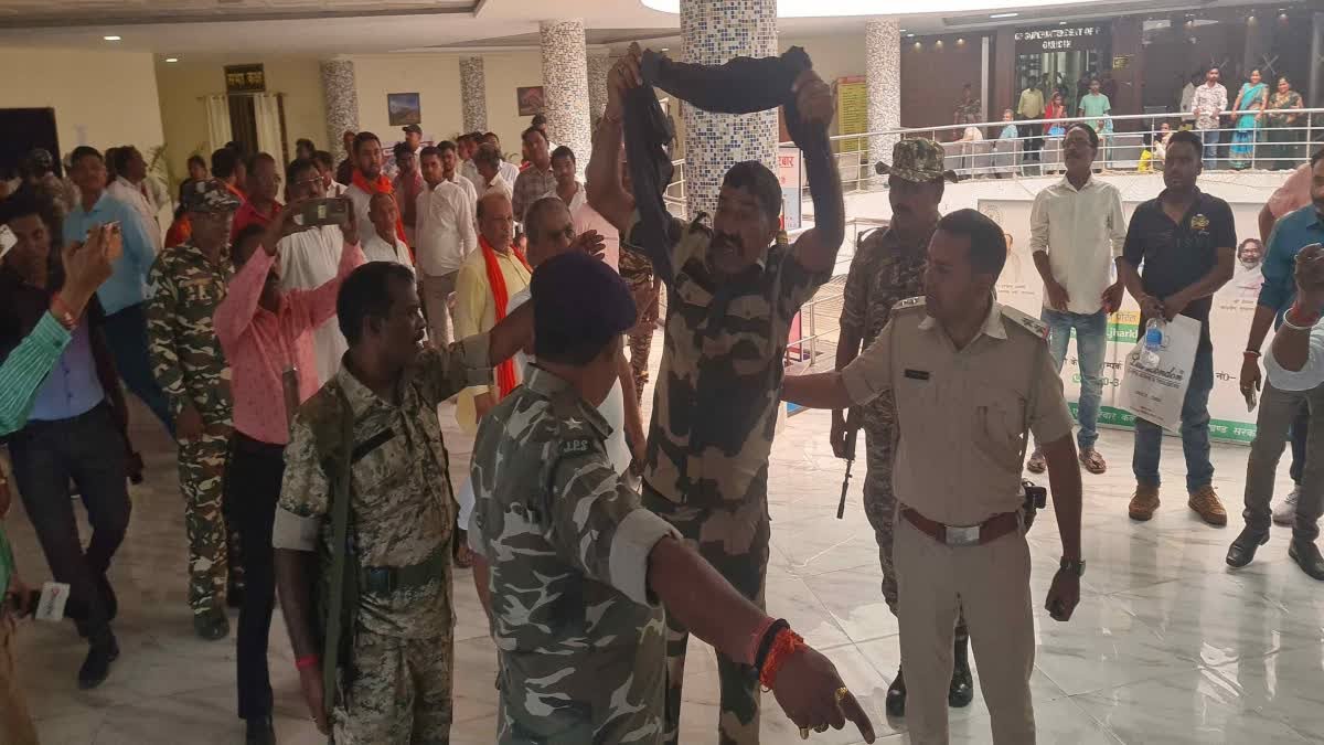 नशे में धुत्त कांस्टेबल पहुंचा डीसी-एसपी ऑफिस, जमकर किया हंगामा, पुलिस की वर्दी का उड़ाया मज़ाक, देखिए वीडियो 