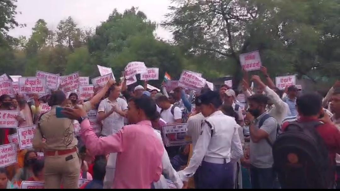 BPSC TRE-3: CM हाउस का घेराव कर रहे अभ्यर्थियों पर लाठीचार्ज, तेजस्वी यादव ने सरकार पर साधा निशाना